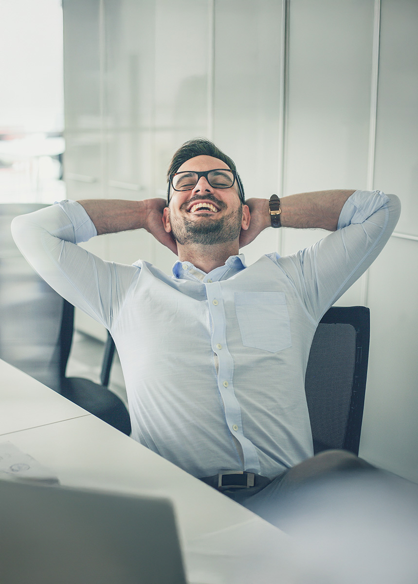 spokojny pracownik biura rachunkowego