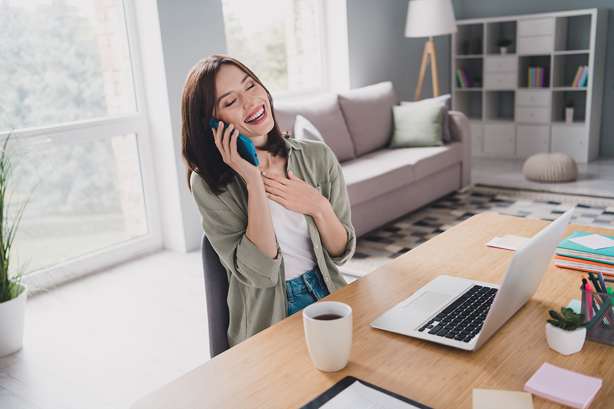 zadowolona kobieta dzwoni przez telefon