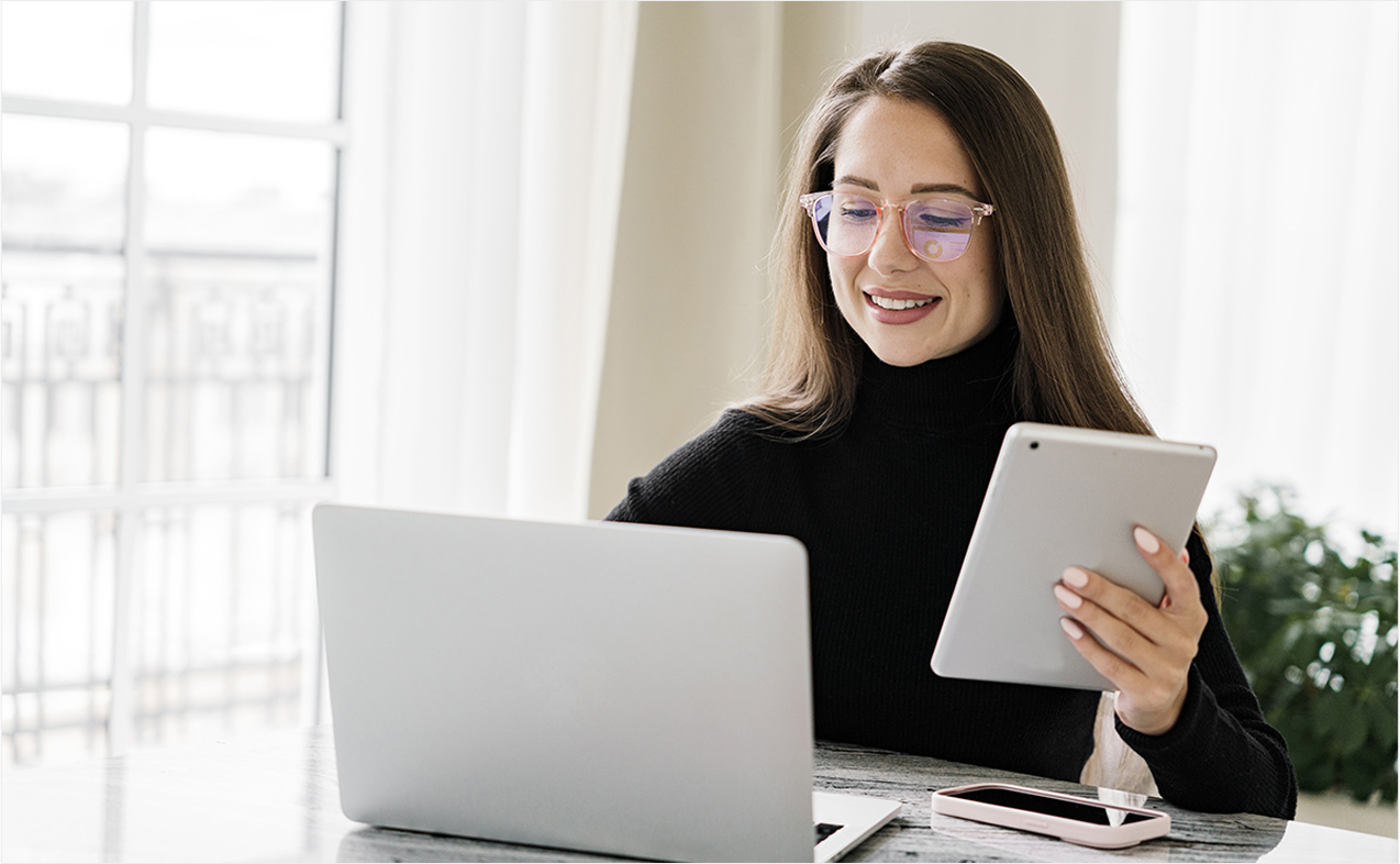 zadowolona kobieta laptop tablet