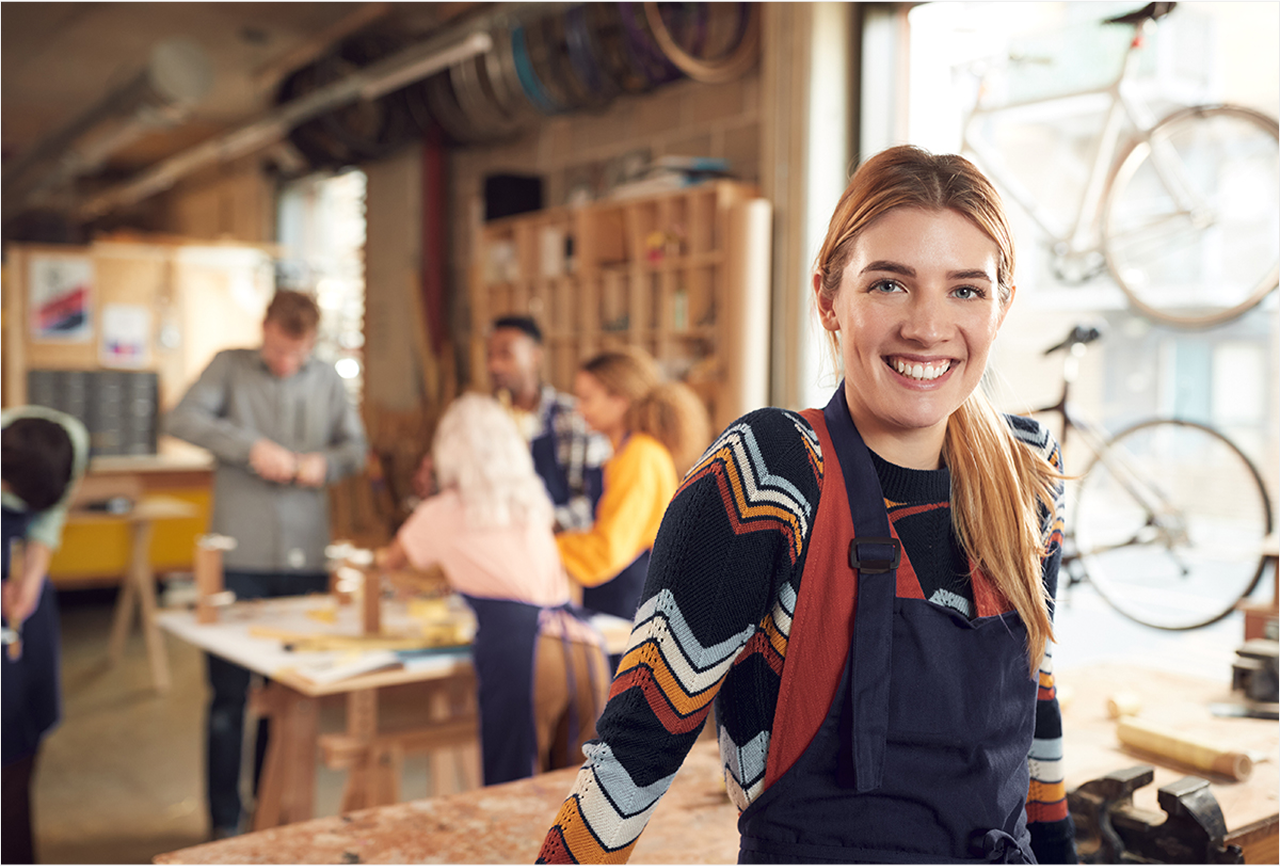 zadowolona wlascicielka sklepu rowerowego